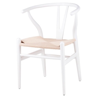 Cadeira branca com assento de palhinha bege e design curvo