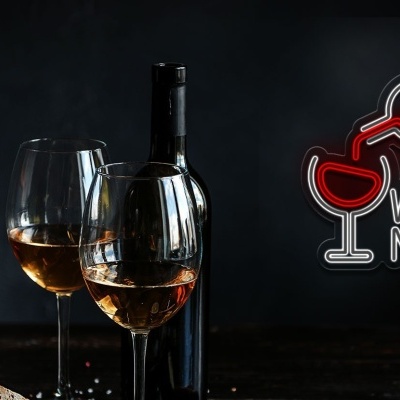 Garrafa e duas taças de vinho com letreiro neon WINE NOT?