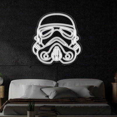 Decoração de parede capacete Stormtrooper branco acima de cama cinzenta com mesas laterais e plantas