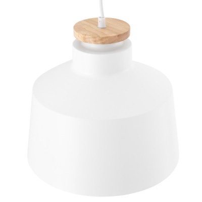 Candeeiro de teto branco com topo em madeira clara e cabo branco