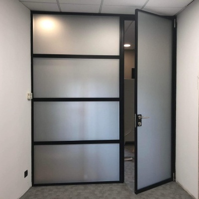 Porta interior em vidro fosco com estrutura preta numa divisão moderna