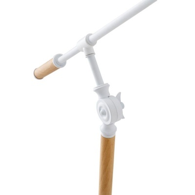 Estrutura branca de metal com madeira clara e junta articulada