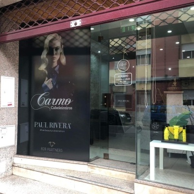 Vitrine de loja com painel publicitário e porta de vidro com interior visível