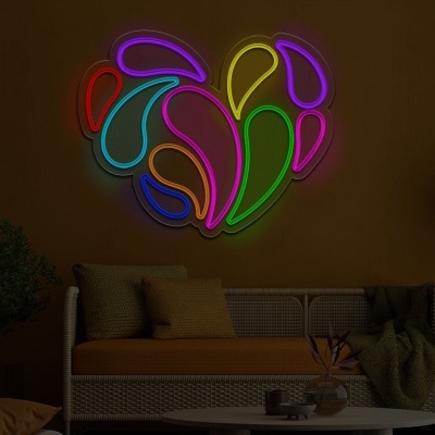 Decoração de parede em forma de coração com luzes LED coloridas numa sala com sofá