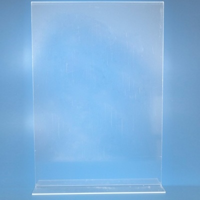 Suporte de acrílico transparente em forma de L sobre fundo azul