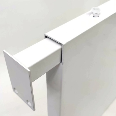 Suporte metálico branco com tubo quadrado ajustável e base fixa