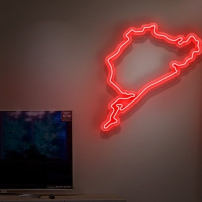 Televisão preta e luz de néon vermelha em parede clara com cortinas bege