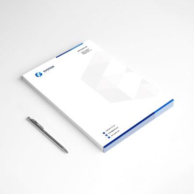 Bloco de notas branco com caneta metálica prateada