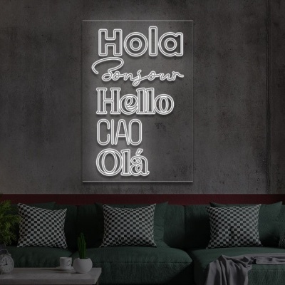 Sala com sofá verde, almofadas, plantas e decoração de luz de néon na parede