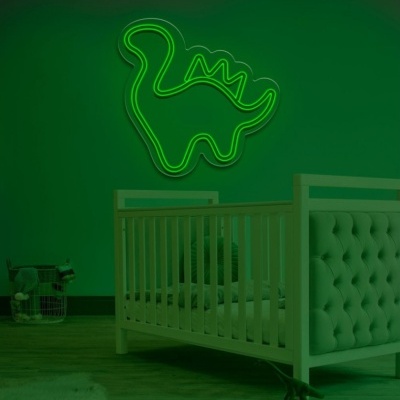 Berço de bebé branco com laterais de madeira e luz de néon verde em forma de dinossauro na parede verde