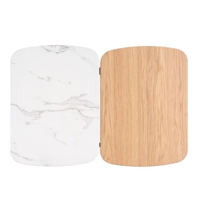 Duas tábuas retangulares com cantos arredondados, uma branco marmoreado e outra madeira clara, unidas por dobradiça
