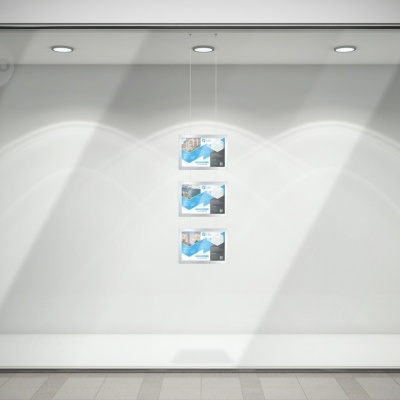 Montra de loja com caixas de máscaras descartáveis azuis e iluminação