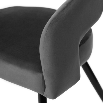 Cadeira com estofado cinzento e pernas pretas