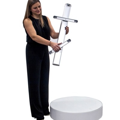 Mulher com equipamento de nível transparente ao lado de plataforma branca