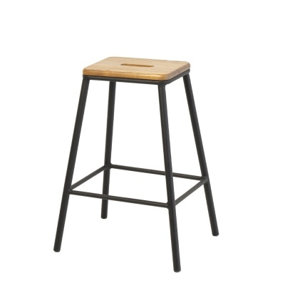 Banqueta metálica preta com assento de madeira clara