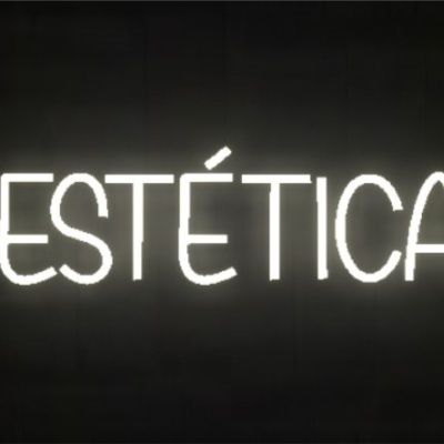 Letreiro luminoso branco com a palavra ESTÉTICA
