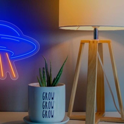 Lâmpada de mesa de madeira, vaso com planta, lâmpada em forma de lua e luz de néon de disco voador