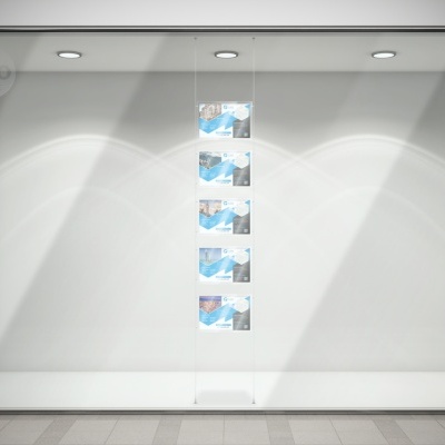 Vitrine de loja com seis cartazes azuis alinhados verticalmente