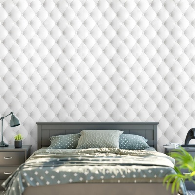 Quarto com cama cinza, roupa de cama cinza com bolinhas brancas, almofadas, abajur e planta