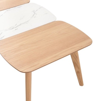 Mesa com tampo em madeira clara e branco padrão mármore, quatro pernas de madeira