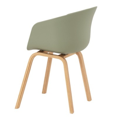 Cadeira verde claro de plástico com pernas de madeira clara