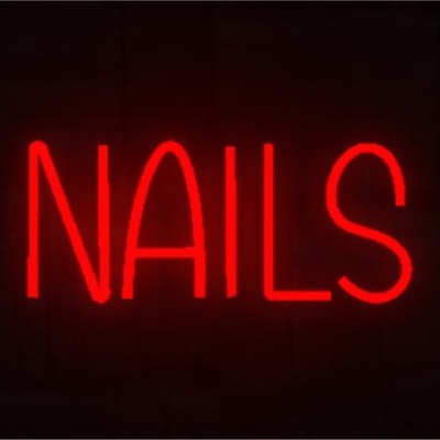 Placa neon vermelha com a palavra NAILS numa parede escura