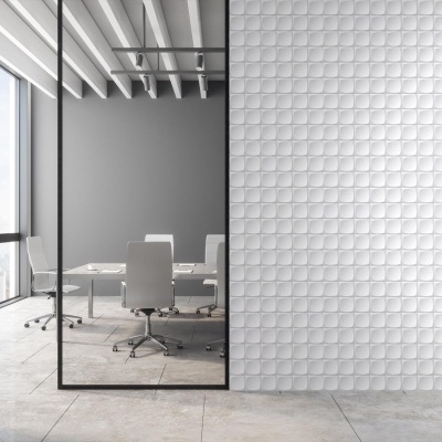 Sala de reuniões moderna com mesa e cadeiras brancas e parede texturizada branca