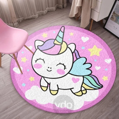 Tapete redondo infantil com desenho de unicórnio colorido sobre nuvem em fundo rosa.
