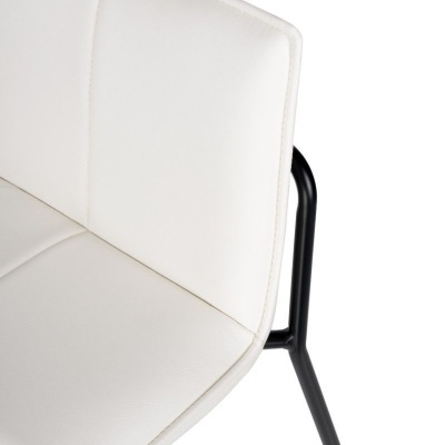 Cadeira branca estofada com estrutura preta