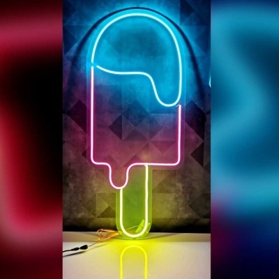 Neon decorativo em forma de gelado azul, rosa e amarelo numa parede cinzenta