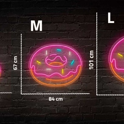 Sinais de donut luminosos em três tamanhos contra parede de tijolo preta
