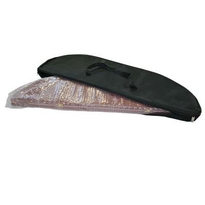 Bolsa preta com prancha de madeira embalada em plástico bolha