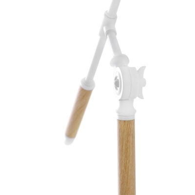 Braço articulado branco com partes em madeira clara