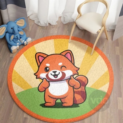 Tapete redondo com desenho de guaxinim sorridente sobre chão de madeira