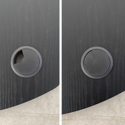 Mesa preta com tampa redonda de gestão de cabos aberta e fechada