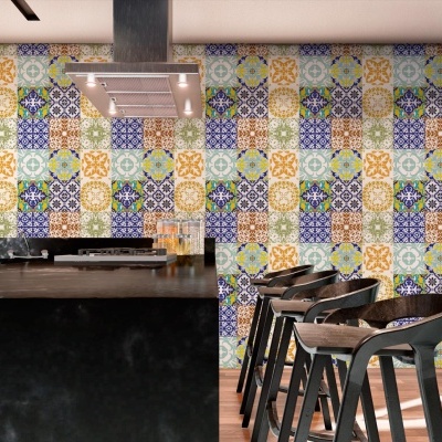 Cozinha moderna com azulejos coloridos e bancos altos
