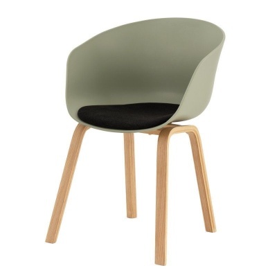 Cadeira cinzenta esverdeada com almofada preta e pernas de madeira clara