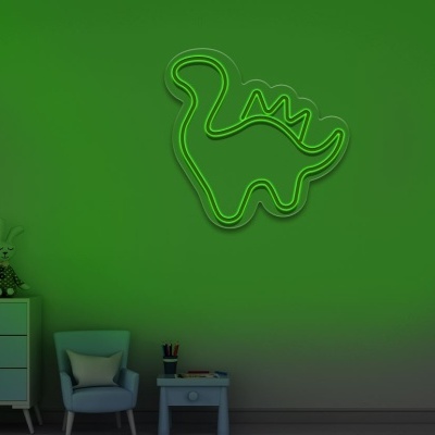 Parede verde iluminada com luz de néon dinossauro e móveis infantis ao lado