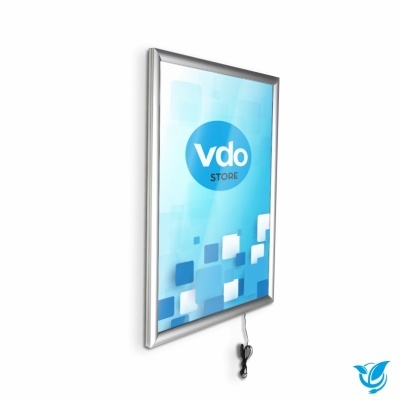 Ecrã eletrónico com moldura metálica prateada e logotipo 'vdo STORE' em fundo azul