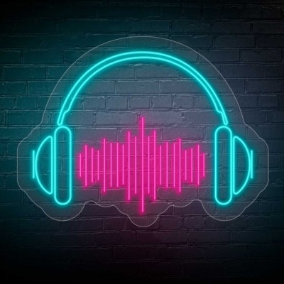 Letreiro neón de auscultadores com forma de onda sonora numa parede de tijolos