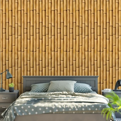 Quarto com decoração de parede efeito bambu, cama cinzenta e roupa de cama cinzenta com padrão branco.