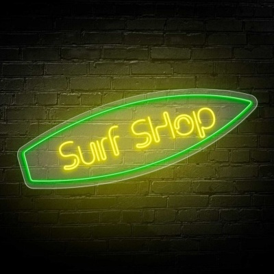 Neon em forma de prancha de surf com texto 'Surf Shop'