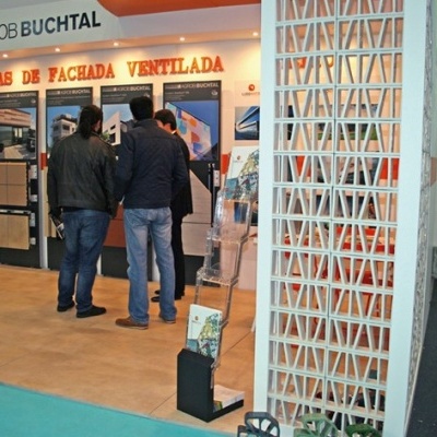 Stand de exposição AGROB BUCHTAL com painéis de fachadas e texto SISTEMAS DE FACHADA VENTILADA