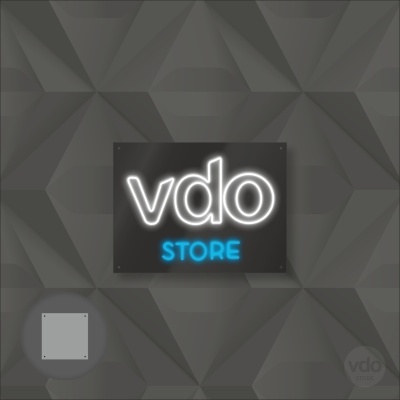 Painel preto com texto de néon 'vdo STORE' numa parede cinzenta geométrica