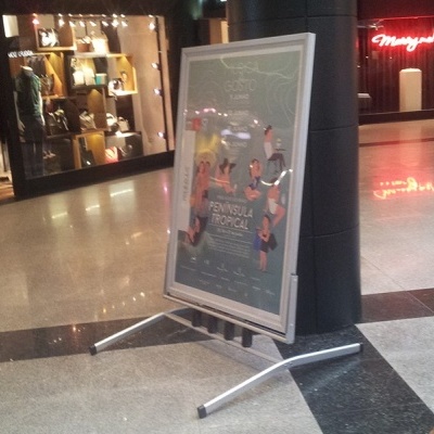 Pôster publicitário em moldura metálica em centro comercial