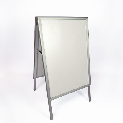 Quadro branco de metal em tripé