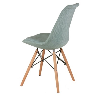 Cadeira cinzenta com pernas de madeira e estrutura metálica