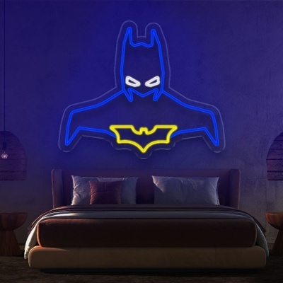 Neon Batman azul e amarelo acima de cama numa parede roxa
