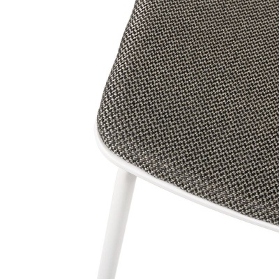 Canto do assento de cadeira com tecido cinza e pernas brancas.