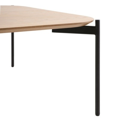 Mesa redonda em madeira clara com pernas pretas